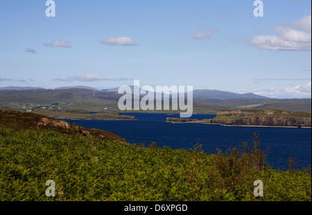Guardando sul Loch Bracadale verso Harlosh Isola e Harlosh punto al Storr e Trotternish Ridge Orbost Isola di Skye Foto Stock