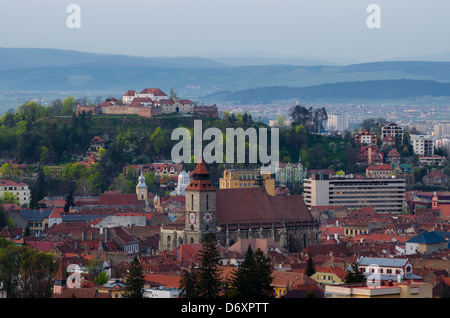 Skyline vista sopra la città di Brasov, Romania Foto Stock