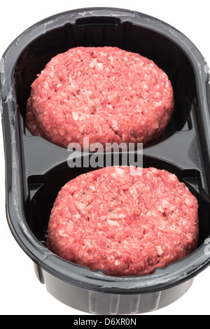 Materie beefburgers in una plastica nera supermercato vassoio retail - studio shot con uno sfondo bianco Foto Stock