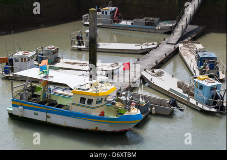 Cozza barche nel porto di Oleron Island Francia Foto Stock