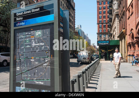 New York, NY, STATI UNITI D'AMERICA 24 Aprile, 2013. Dipartimento di lavoratori del trasporto di installare una stazione BikeShare su Great Jones Street in Noho. Credito: Stacy Rosenstock Walsh Foto Stock