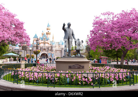Walt Disney e Mickey Mouse statua a Disneyland parco divertimenti in California USA Foto Stock