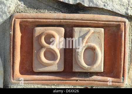 86 Tile numerati (numero di porta) Foto Stock