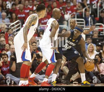 Aprile 22, 2013 - Los Angeles, California - Los Angeles Clippers Lamar Odom mette pressione su Memphis Grizzlies Zach Randolph durante la prima metà del loro Western Conference gioco 2 alla Staples Center a Los Angeles, la California il lunedì 22 aprile 2013..ARMANDO ARORIZO. (Credito Immagine: Â© Armando Arorizo/Prensa Internacional/ZUMAPRESS.com) Foto Stock