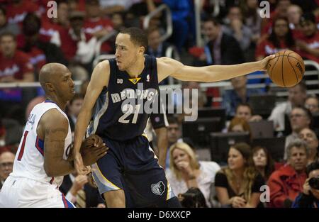 Aprile 22, 2013 - Los Angeles, California - Los Angeles Clippers Billups Elena mette pressione su Memphis Grizzlies Tayshaun Prince durante la prima metà del loro Western Conference gioco 2 alla Staples Center a Los Angeles, la California il lunedì 22 aprile 2013..ARMANDO ARORIZO. (Credito Immagine: Â© Armando Arorizo/Prensa Internacional/ZUMAPRESS.com) Foto Stock