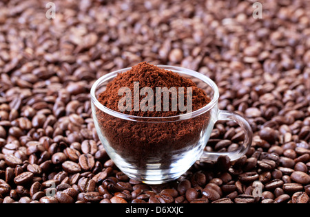 Caffè appena macinato in un bicchiere di vetro Foto Stock