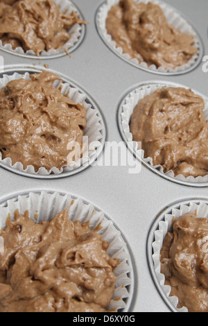 Non cotti cioccolato & ciliegia muffin nel vassoio di muffin Foto Stock