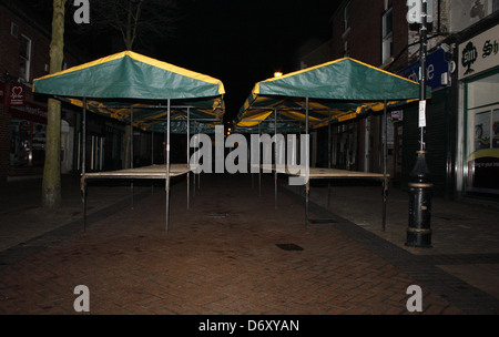 Svuotare le bancarelle del mercato. Bridge Street, Worksop, Notts, Regno Unito Foto Stock