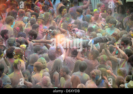 Berlino, Germania Berlino celebrare la Indian Holi festival presso Postbahnhof Foto Stock