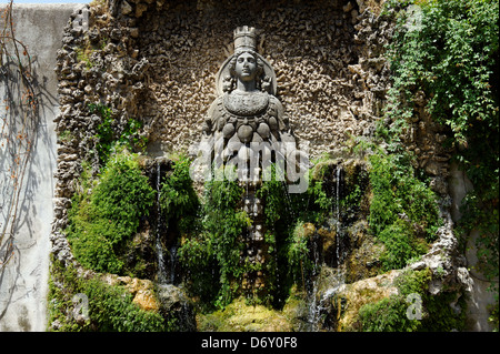Villa d'Este. Tivoli. L'Italia. Vista della Fontana della Madre Natura con una statua di Diana di Efeso, la Grande Natura della dea. Scu Foto Stock