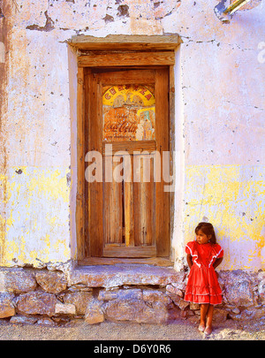 Ragazza in abito rosso Boquillas, Messico Foto Stock