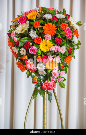 Mazzo di fiori isolati su tenda bianca in party room Foto Stock