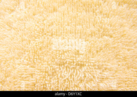 Asciugamani in spugna panno, texture di sfondo giallo, vicino. Foto Stock