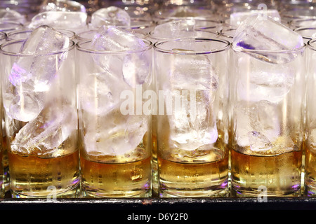 Whisky in vetro pronto a mescolare in party Foto Stock