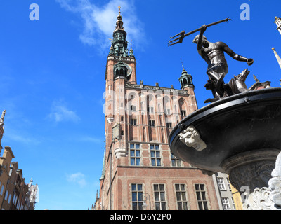 Fontana di Nettuno e il Municipio principale nella città di Gdansk - Polonia Foto Stock