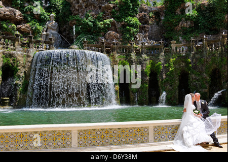 Villa D Este. Tivoli. L'Italia. Vista di una sposa e lo sposo la grandiosa fontana dell'Ovato o ovale fontana progettata da Pirro Li Foto Stock