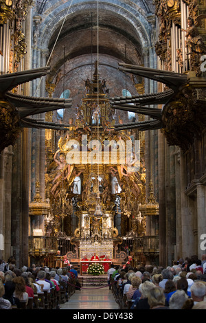 La Messa è celebrata dal sacerdote cattolico romano la cattedrale dell'XI secolo, la Catedral de Santiago de Compostela, Galizia, Spagna Foto Stock