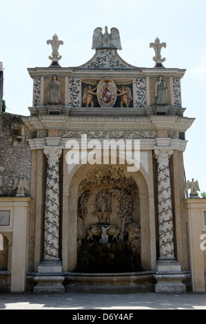 Villa d'Este. Tivoli. L'Italia. Vista la fontana della Civetta o Fontana del gufo, famosa per l'utilizzo di acqua di alimentazione per produrre b Foto Stock