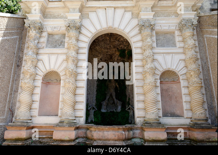 Villa d'Este. Tivoli. L'Italia. Vista del XVI secolo Fontana di Proserpina. L'arcata centrale nicchia ospita Plutone sul suo guscio b Foto Stock