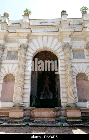 Villa d'Este. Tivoli. L'Italia. Vista del XVI secolo Fontana di Proserpina. L'arcata centrale nicchia ospita Plutone sul suo guscio b Foto Stock