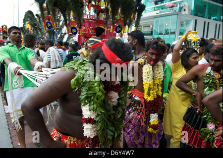 Kavadi trafitto sulla sua schiena,trainato da un'altra persona, Foto Stock