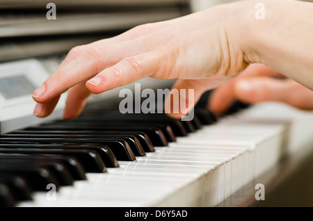 Chiudere fino alle mani di una giovane donna di suonare il pianoforte Foto Stock