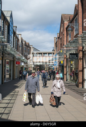 Coppia di anziani con lo shopping a Stockton-on-Tees Town Center North East England Regno Unito Foto Stock