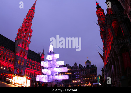 Albero di natale nella Grand Place di Bruxelles, Belgio. Foto Stock