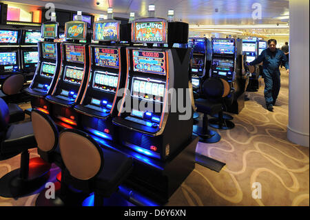 Un dipendente di NCL installa e verifica le slot machines in un casino di NCL nave da crociera ormeggiata al Columbuskaje a Bremerhaven, Germania settentrionale, 24 aprile 2013. La nave cuise, che era stato costruito al Meyer Wharf a Papenburg, Germania, sarà consegnato a noi la linea di crociera "Norwegian Cruise Line' (NCL) il 25 aprile ed è programmata la partenza per Rotterdam, Paesi Bassi, successivamente. La porta di casa di 324 metri di lunghezza crociera sarà New York, Stati Uniti d'America. Foto: Ingo Wagner Foto Stock