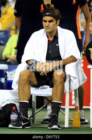 Jo-Wilfred Tsonga vs Roger Federer il giorno undici degli US Open svoltasi presso l'USTA Billie Jean King National Tennis Center Foto Stock