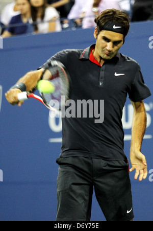 Jo-Wilfred Tsonga vs Roger Federer il giorno undici degli US Open svoltasi presso l'USTA Billie Jean King National Tennis Center Foto Stock