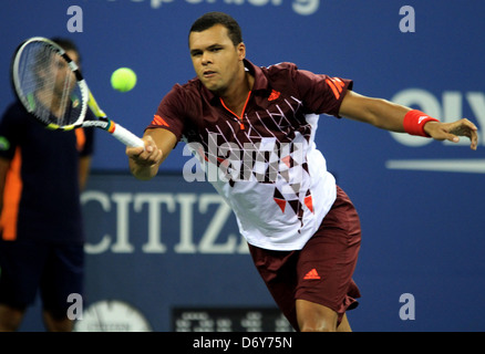 Jo-Wilfred Tsonga vs Roger Federer il giorno undici degli US Open svoltasi presso l'USTA Billie Jean King National Tennis Center Foto Stock