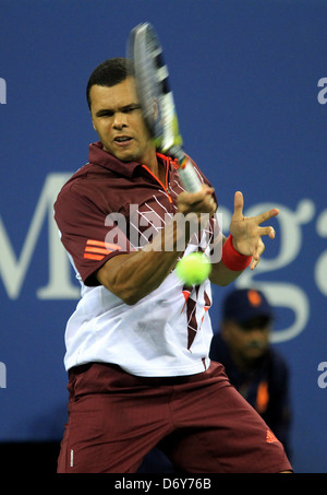 Jo-Wilfred Tsonga vs Roger Federer il giorno undici degli US Open svoltasi presso l'USTA Billie Jean King National Tennis Center Foto Stock