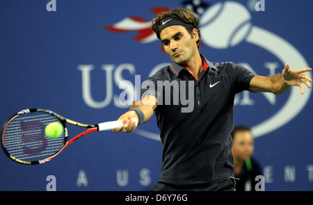 Jo-Wilfred Tsonga vs Roger Federer il giorno undici degli US Open svoltasi presso l'USTA Billie Jean King National Tennis Center Foto Stock