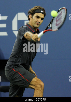 Jo-Wilfred Tsonga vs Roger Federer il giorno undici degli US Open svoltasi presso l'USTA Billie Jean King National Tennis Center Foto Stock