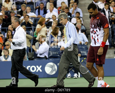 Jo-Wilfred Tsonga vs Roger Federer il giorno undici degli US Open svoltasi presso l'USTA Billie Jean King National Tennis Center Foto Stock