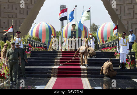 Il Cairo, Egitto. 24 Aprile, 2013. Lavoratori spazzare il tappeto rosso prima dell'arrivo degli STATI UNITI Il Segretario della Difesa Chuck Hagel (non raffigurata) presso la tomba del Milite Ignoto a Il Cairo, 24 aprile 2013 (immagine di credito: credito: Tareq Gabas APA/images/ZUMAPRESS.com/Alamy Live News) Foto Stock