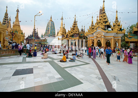 Famiglie birmane prendere una passeggiata serale intorno alla Shwedagon pagoda Yangon Myanmar (Birmania) Foto Stock