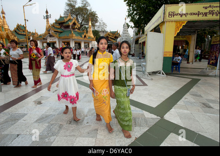 Famiglie birmane prendere una passeggiata serale intorno alla Shwedagon pagoda Yangon Myanmar (Birmania) Foto Stock