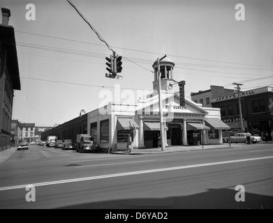 Una fotografia del vecchio mercato di Richmond, Virginia, scattata da Adolph B. Rice Studio. L'immagine mostra un'area commerciale storica della metà del XX secolo. Foto Stock