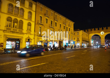 Corso Porta Nuova strada centrale della città di Verona Veneto Italia del nord Europa Foto Stock