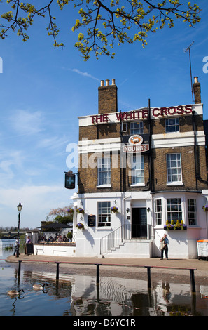 Croce Bianca a Richmond upon Thames in London REGNO UNITO Foto Stock