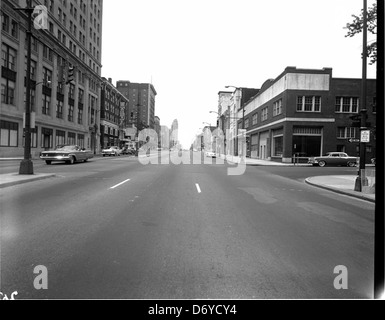 Questa fotografia mostra East Broad Street a Richmond, Virginia, guardando a ovest dalla 10th Street. Cattura una scena urbana della metà del XX secolo con tram, edifici e traffico nell'area del centro. Foto Stock