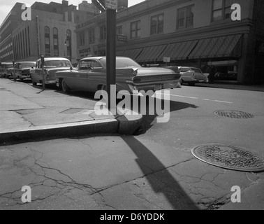 Questa immagine cattura il lato est della 6th Street tra Broad Street e Marshall Street a Richmond, Virginia, mostrando l'architettura e l'ambiente urbano della città. La scena fornisce uno sguardo storico sul paesaggio stradale di Richmond durante la metà del XX secolo. Foto Stock
