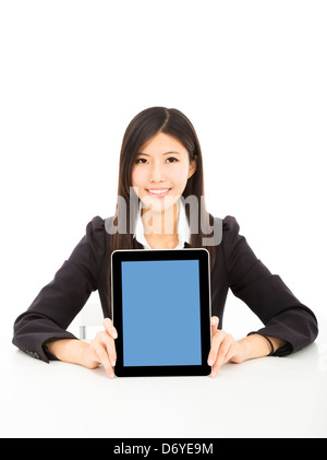 Sorridente giovane imprenditrice che mostra un tablet PC sulla scrivania Foto Stock