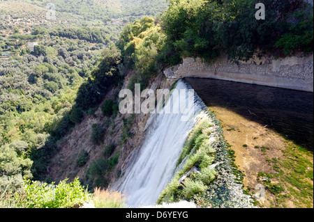 Il Parco di Villa Gregoriana. Tivoli. L'Italia. Vista della spettacolare 120 metro-alta grande cascata o Cascata Grande. L'acqua che Foto Stock