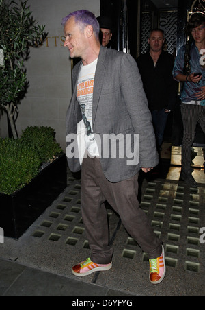 Flea aka Peter Michael Balzary Red Hot Chili Peppers i membri della band lasciando il ristorante Scotts a Mayfair di Londra, Inghilterra - Foto Stock