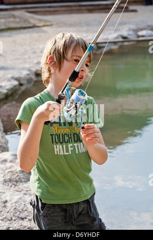 Ragazzo di pesca trote. Foto Stock