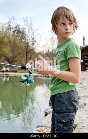 Ragazzo di pesca trote. Foto Stock