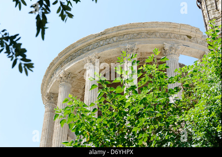 Il Parco di Villa Gregoriana. Tivoli. L'Italia. Vista del tempio romano di Vesta panoramically situato sull'Acropoli si affaccia sul Foto Stock